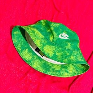 NIKE TIE-DYE BUCKET HAT💚